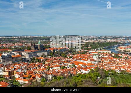 Luftaufnahme von Hradchany Teil von Prag: Der Heilige Veits (St. Vitt's) Kathedrale und Prager Burg, Blick vom Petrin Aussichtsturm. Prag, Tschechische R Stockfoto