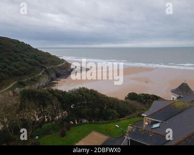 Blick auf das Meer von den Klippen über Caswell Bay, Gower, Wales, Großbritannien im Herbst. Atemberaubende Küstenstreifen mit bewölktem Himmel. Stockfoto