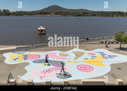 Canberra. November 2020. Das am 17. November 2020 aufgenommene Foto zeigt ein großformatige Gemälde am See des Lake Burley Griffin während des Design Canberra Festivals 2020 in Canberra, Australien. Das Design Canberra Festival 2020 in Australien findet vom 9. Bis 29. November statt und feiert und fördert die Hauptstadt der Nation als globale Stadt des Designs. Quelle: Liu Changchang/Xinhua/Alamy Live News Stockfoto