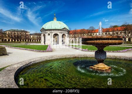 Brunnen und Pavillon im Hofgarten. München, Bayern, Deutschland Stockfoto