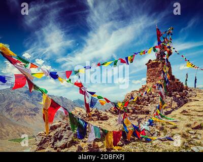 Vintage Retro-Effekt gefiltertes Hipster-Stil Bild von buddhistischen Gebetsfahnen (lungta) in Spiti Valley, Himachal Pradesh, Indien Stockfoto