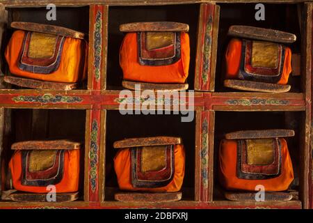 Folios von alten Handschriften in der Bibliothek von Thiksey Gompa (tibetisch-buddhistisches Kloster). Ladakh, Indien Stockfoto