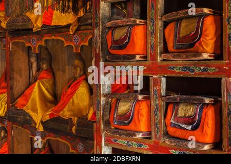 Folios von alten Handschriften in der Bibliothek von Thiksey Gompa (tibetisch-buddhistisches Kloster). Ladakh, Indien Stockfoto