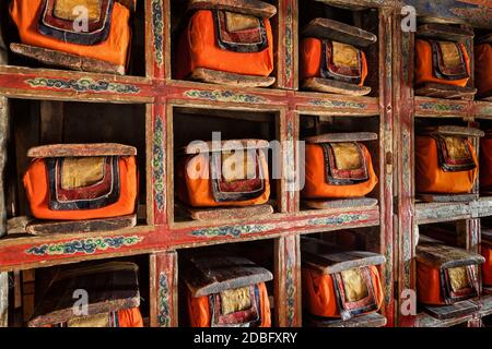 Folios von alten Handschriften in der Bibliothek von Thiksey Gompa (tibetisch-buddhistisches Kloster). Ladakh, Indien Stockfoto