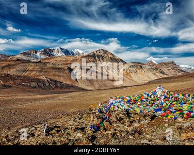 Buddhistische Gebetsfahnen (lungta) auf dem Baralacha-La-Pass auf der Manali-Leh-Straße. Baralacha La Pass, Himachal Pradesh, Indien Stockfoto