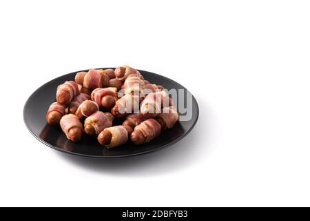 Schwein in Decken. Würste in geräuchertem Speck auf weißem Hintergrund isoliert eingewickelt Stockfoto