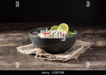 Traditionelle thailändische Küche Tom Kha Gai in Schale auf Holz Tabelle Stockfoto