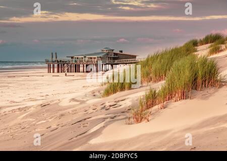 Blick auf den Sonnenuntergang von der Düne über der Nordsee von der Insel Ameland, Friesland, Niederlande Stockfoto