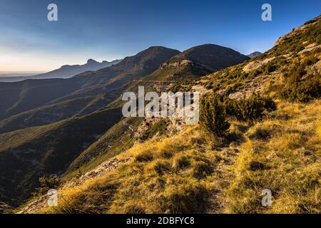 Blick auf das Gebirge Sierra de Guara von Salto de Roldan in den spanischen Pyrenäen, Spanien Stockfoto