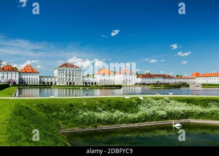 Schwäne im Brunnen vor dem Schloss Nymphenburg. München, Bayern, Deutschland Stockfoto