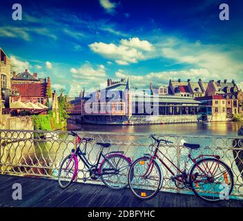 Fahrrad ist sehr weit verbreitet und beliebt Verkehrsmittel in Europa. Fahrräder in der europäischen Stadtstraße. Gent, Belgien. Retro Retrp Hipster Stil Kreuz verarbeitet Stockfoto