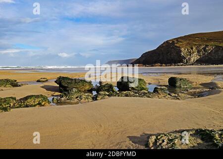 Sonniger Wintertag am porthtowan Strand in cornwall england Stockfoto