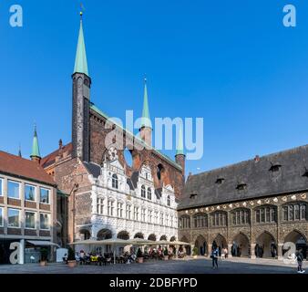 Stadtverwaltung Hansestadt Lübeck. Dieses Rathaus aus dem Jahr 1226 hat prunkvolle Bogenbauten, in Stilen von Gotik bis Renaissance - und auch Windlöcher! Stockfoto