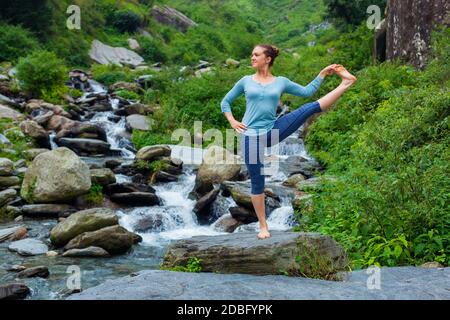 Yoga im Freien - Frau macht Ashtanga Vinyasa Yoga Balance Asana Utthita Hasta Padanguschthasana - Erweiterte Hand-zu-Big-Toe Pose Position Haltung outdoo Stockfoto