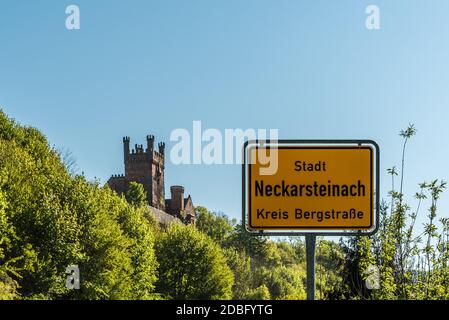 Ortsschild von Neckarsteinach mit Schloss im Hintergrund Stockfoto