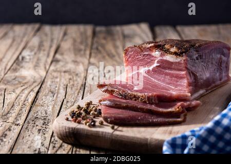 Getrocknetes und geräuchertes Fleisch auf Holztisch Stockfoto