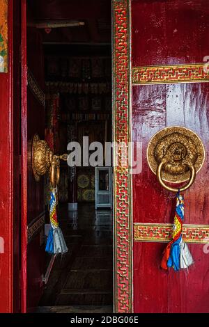 Offenes Blatt des Tores von Spituk Gompa (tibetisch-buddhistisches Kloster) mit dekorierten Türgriff. Ladakh, Indien Stockfoto