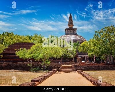 Sri Lankas touristisches Wahrzeichen - Ruinen von Kiri Vihara Buddhist dagoba. Pollonaruwa, Sri Lanka Stockfoto