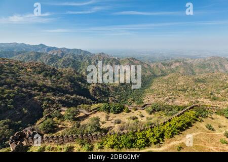 Blick auf die Hügel und Kumbhalgrh Fort und Fort befestigte Wände. Rajasthan, Indien Stockfoto