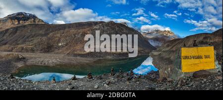 Panorama Bergsee Suraj Tal im Himalaya unterwegs Manali-Leh am Sonnenaufgang. Lahaul Tal, Himachal Pradesh, Indien Stockfoto