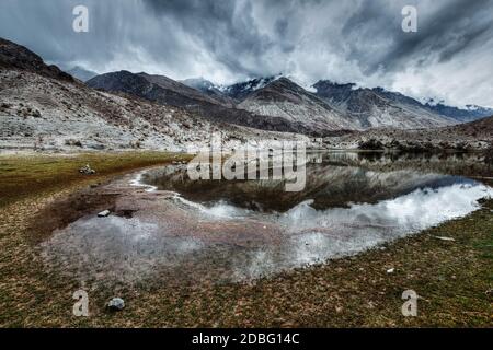 Heiliger Berg See Lohan Tso im Himalaya. Nubra Tal, Ladakh, Jammu und Kaschmir, Indien Stockfoto