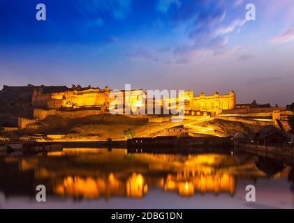 Amer Fort Amber Fort beleuchtet in der Nacht - eine der wichtigsten Sehenswürdigkeiten in Jaipur, Rajastan, Indien Refelcting in Maota See in der Dämmerung Stockfoto