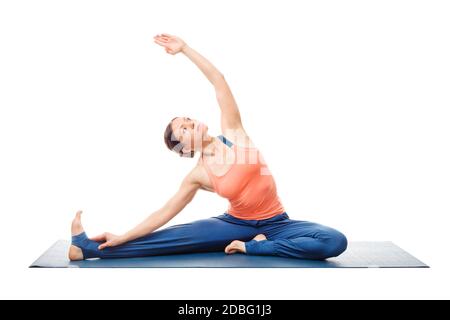 Schöne sportliche fit Yogini Frau praktiziert Yoga asana parivrtta janu Sirsasana - drehten Kopf-Knie-Pose Anfänger einfache Haltung Variation isoliert Stockfoto