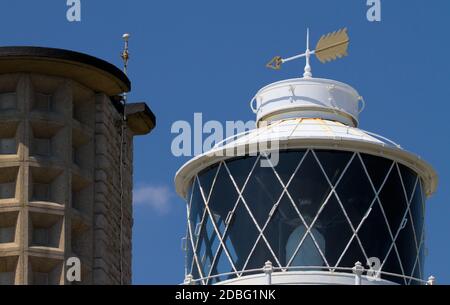 Amboss Point Lighthouse Zeigt Den Dom Und Überdachte Fresnel Linse Und Licht. Durlston, Swanage, Großbritannien Stockfoto