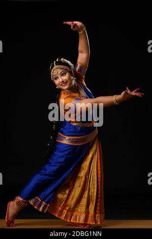 Kuchipudi Tänzerin in Katakamukham und Alapapdam Mudra tanzen auf der Bühne Stockfoto