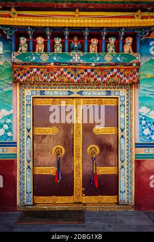 Türtor im buddhistischen Kloster. Mud Village, Pin Valley, Himachal Pradesh, Indien Stockfoto