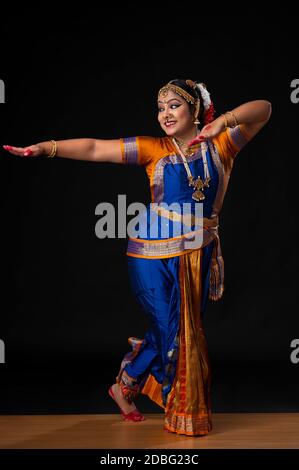 Indische klassische Tänzerin mit kuchipudi auf der Bühne Stockfoto