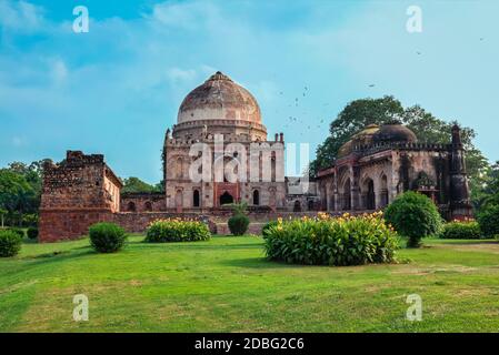 Sheesh Gumbad - islamisches Grab aus der letzten Linie der Lodhi Dynastie. Es befindet sich in Lodi Gardens Stadtpark in Delhi, Indien Stockfoto