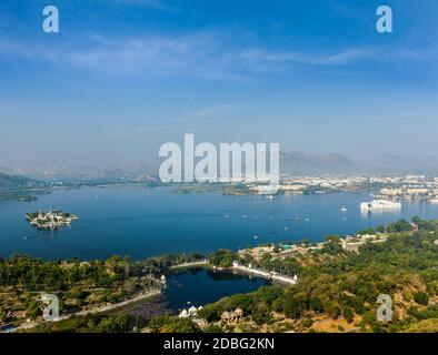 Luftaufnahme des Lake Pichola mit Lake Palace (Jag Niwas) und Jag Mandir (Lake Garden Palace). Udaipur, Rajasthan, Indien Stockfoto