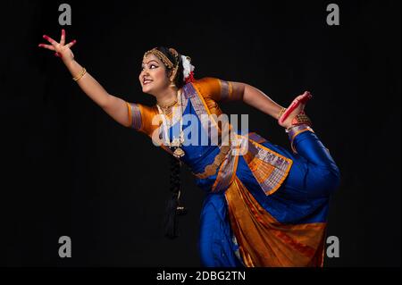 Kuchipudi Tänzer in Alapapdam Mudra auf der Bühne Stockfoto