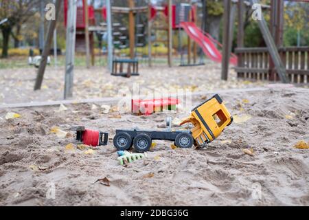 Menschenleerer Spielplatz in einem Stadtpark mit zerbrochenem Kinderspielzeug während der COVID-19-Sperre. Corona Virus soziale Distancing Einschränkungen. Leerer Park. Stockfoto