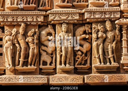 Stein Schnitzerei Basreliefskulpturen auf Adinath Jain Tempel, berühmte indische touristische Website Khajuraho, Madhya Pradesh, Indien Stockfoto