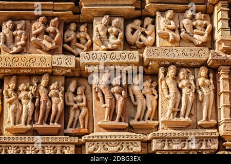 Stein Schnitzerei Basreliefskulpturen auf Adinath Jain Tempel, berühmte indische touristische Website Khajuraho, Madhya Pradesh, Indien Stockfoto