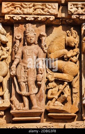 Steinschnitzerei Basreliefskulpturen auf Adinath Jain Tempel, Khajuraho, Madhya Pradesh, Indien Stockfoto