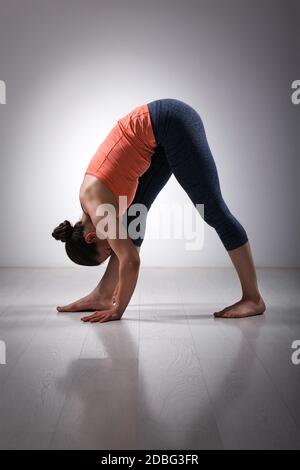 Sportlich fit Frau Stretching in Ashtanga Vinyasa Yoga asana Parsvottanasana - Intensive seitliche Dehnung Pose Stockfoto