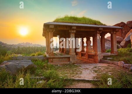 Alte Ruinen in Hampi bei Sonnenuntergang. Über Dem Hampi Bazaar, Hampi, Karnataka, Indien Stockfoto