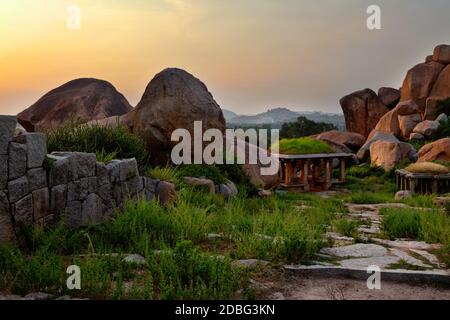 Alte Ruinen in Hampi bei Sonnenuntergang. Über Dem Hampi Bazaar, Hampi, Karnataka, Indien Stockfoto