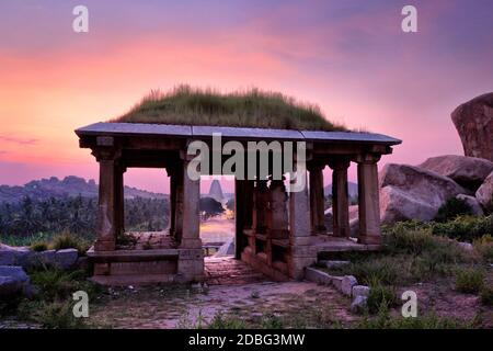 Alte Ruinen in Hampi bei Sonnenuntergang. Über Dem Hampi Bazaar, Hampi, Karnataka, Indien Stockfoto