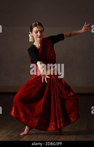 Junge Frau in sary tanzen klassischen traditionellen indischen Tanz Bharat Natyam Stockfoto