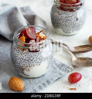 Chia Pudding-Parfait mit roten Trauben und Mandeln schließen sich an Stockfoto