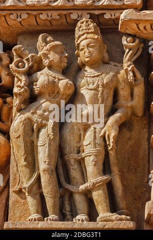 Steinschnitzerei Basreliefskulpturen auf Adinath Tempel, Khajuraho, Madhya Pradesh, Indien Stockfoto