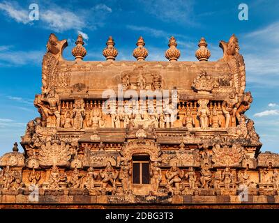 Eingangsturm (gopura) des Periyanayaki Amman Tempels gegen den Himmel. Airavatesvara Tempel, Darasuram, Tamil Nadu, Indien Stockfoto