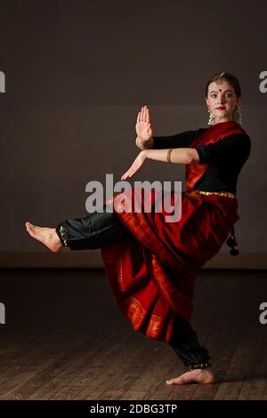 Junge Frau in sary tanzen klassischen traditionellen indischen Tanz Bharat Natyam Stockfoto