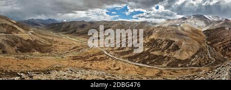 Panorama der Landschaft in der Nähe Tanglang la Pass - Bergpass im Himalaya entlang der Leh-Manali Autobahn. Ladakh, Jammu und Kaschmir, Indien Stockfoto