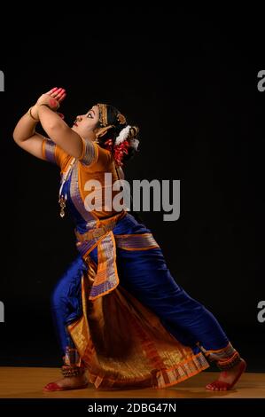 Kuchipudi Tänzerin bei Namaskaram auf der Bühne in Anjali Mudra Stockfoto