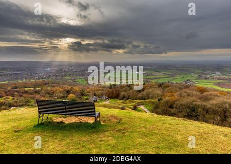 Ein Blick über Cheltenham Spa und Rennbahn von Cleeve Hill im Spätherbst, Gloucestershire, England Stockfoto